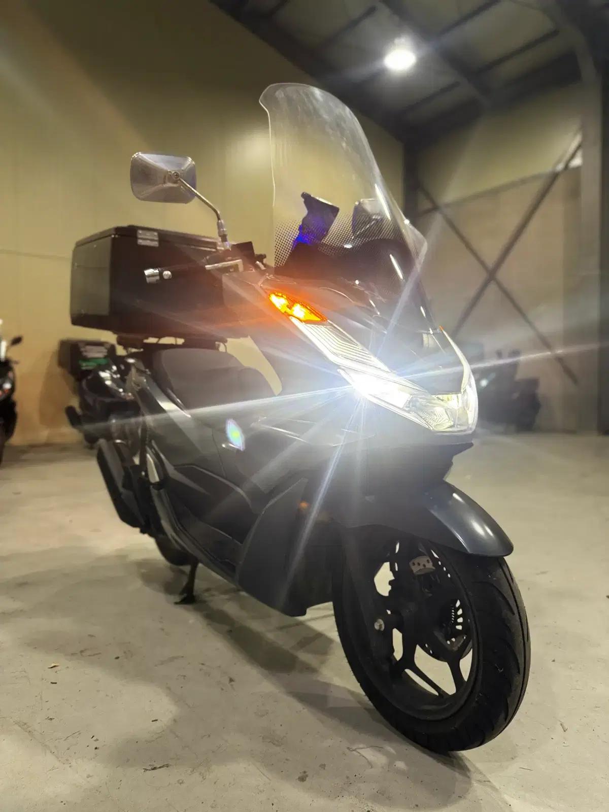 혼다 Pcx125 22년식 ABS 1만Km 판매합니다.