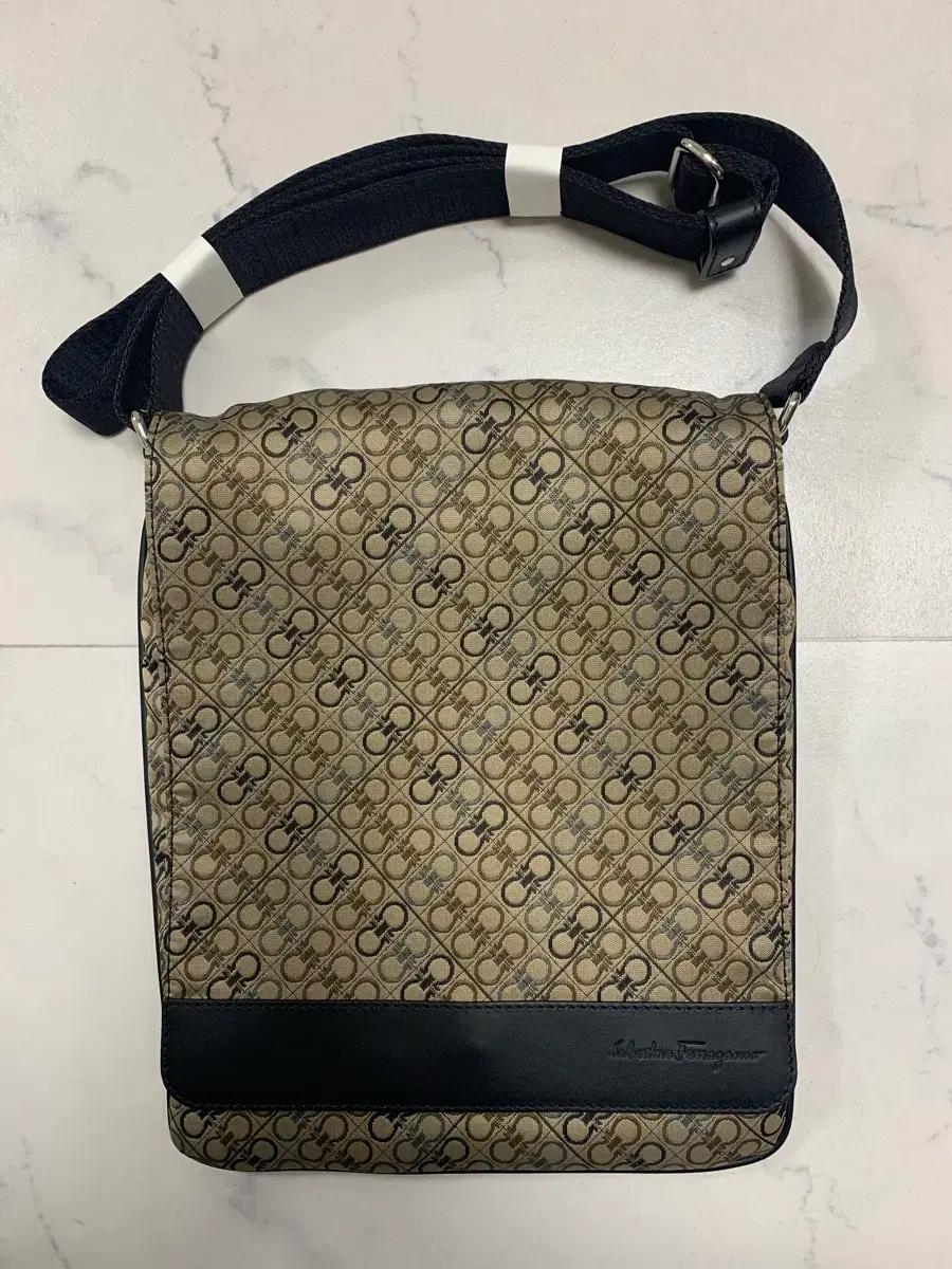 페라가모 Beige Riga Fabric 숄더백 크로스백
