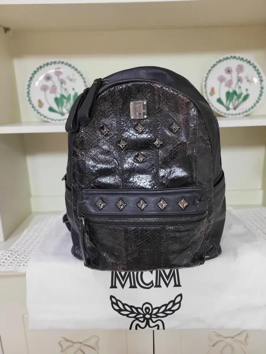 MCM 블랙 스터드 소가죽백팩 가방