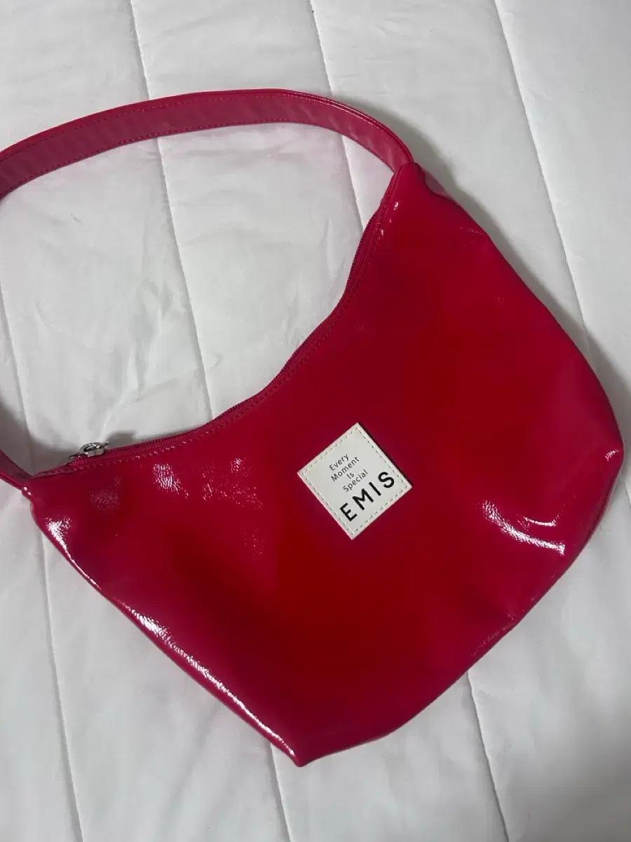 EMIS 이미스 에나멜 호보백 레드 새상품 팝니다!