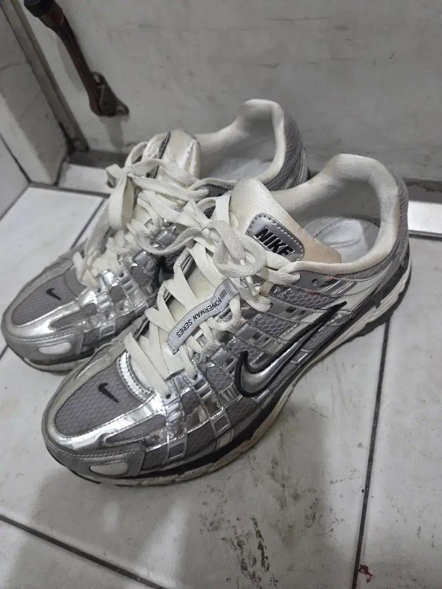 나이키 P6000 메탈릭실버 265