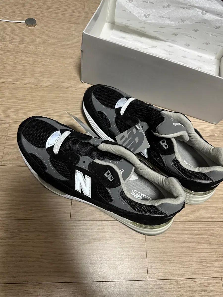 뉴발란스 992 코어 블랙그레이 290 새상품 판매합니다.