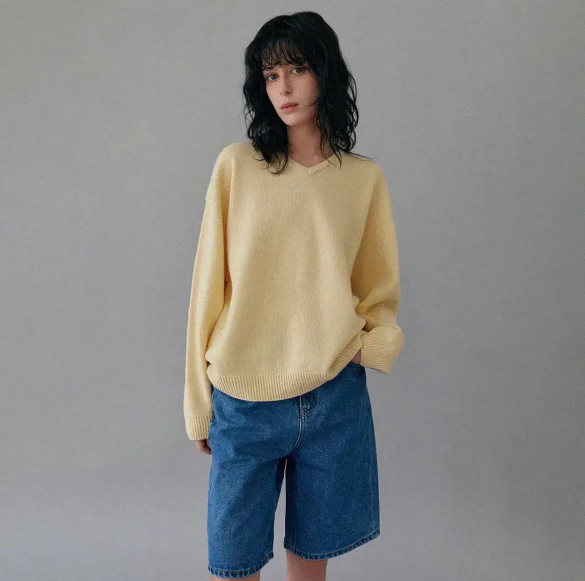 어그스트 니트 wholegarment v neck knit yellow
