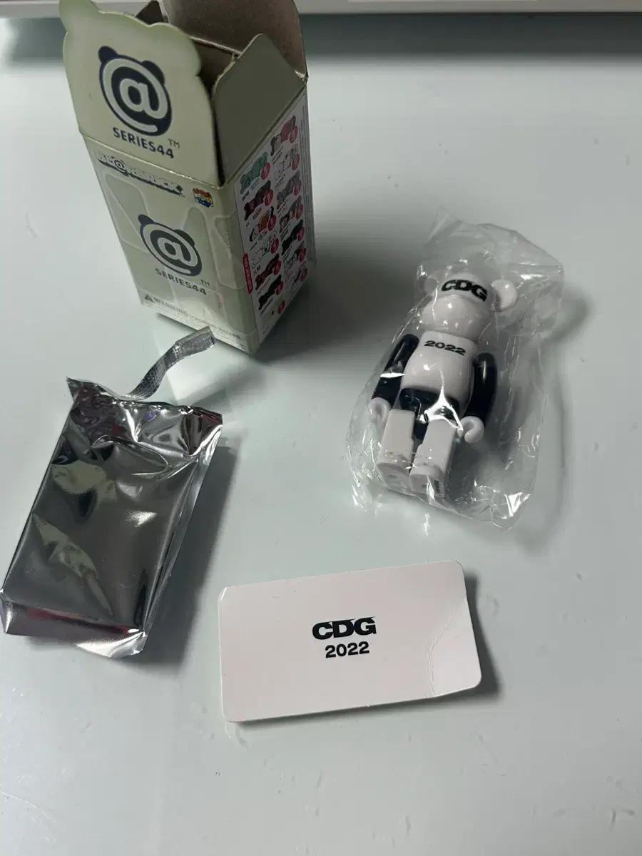 베어브릭 44탄 슈시 꼼데가르송 CDG