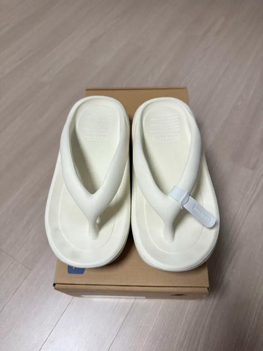토앤토 화이트 플립플랍 슬리퍼 250
