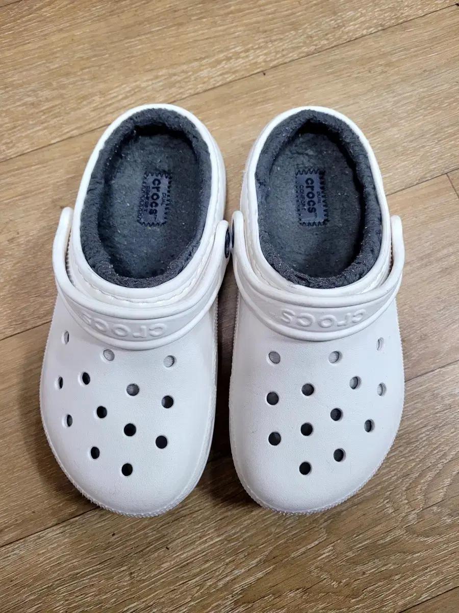 크록스 키즈 털 슬리퍼j1