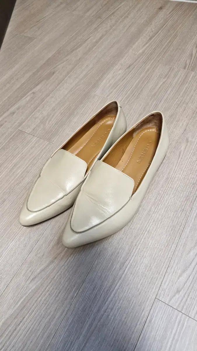 쿠에른 아이보리 플랫 로퍼 245