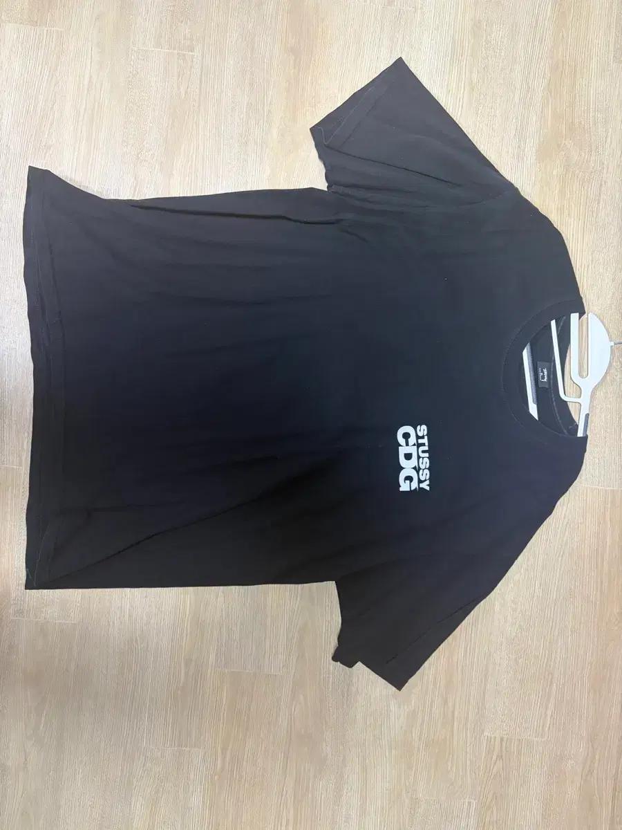 스투시 x CDG 서프맨 티셔츠 블랙