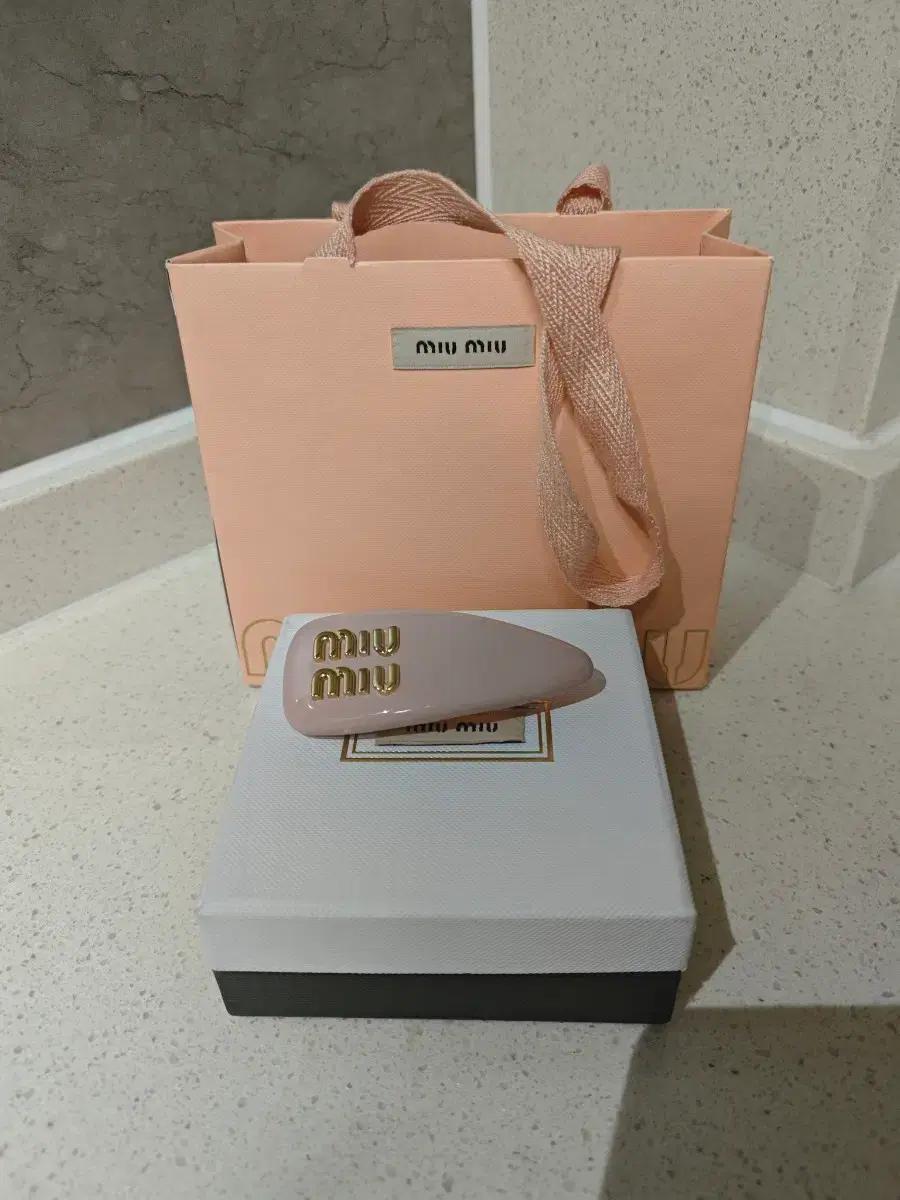 미우미우 핑크 헤어핀  쇼핑백