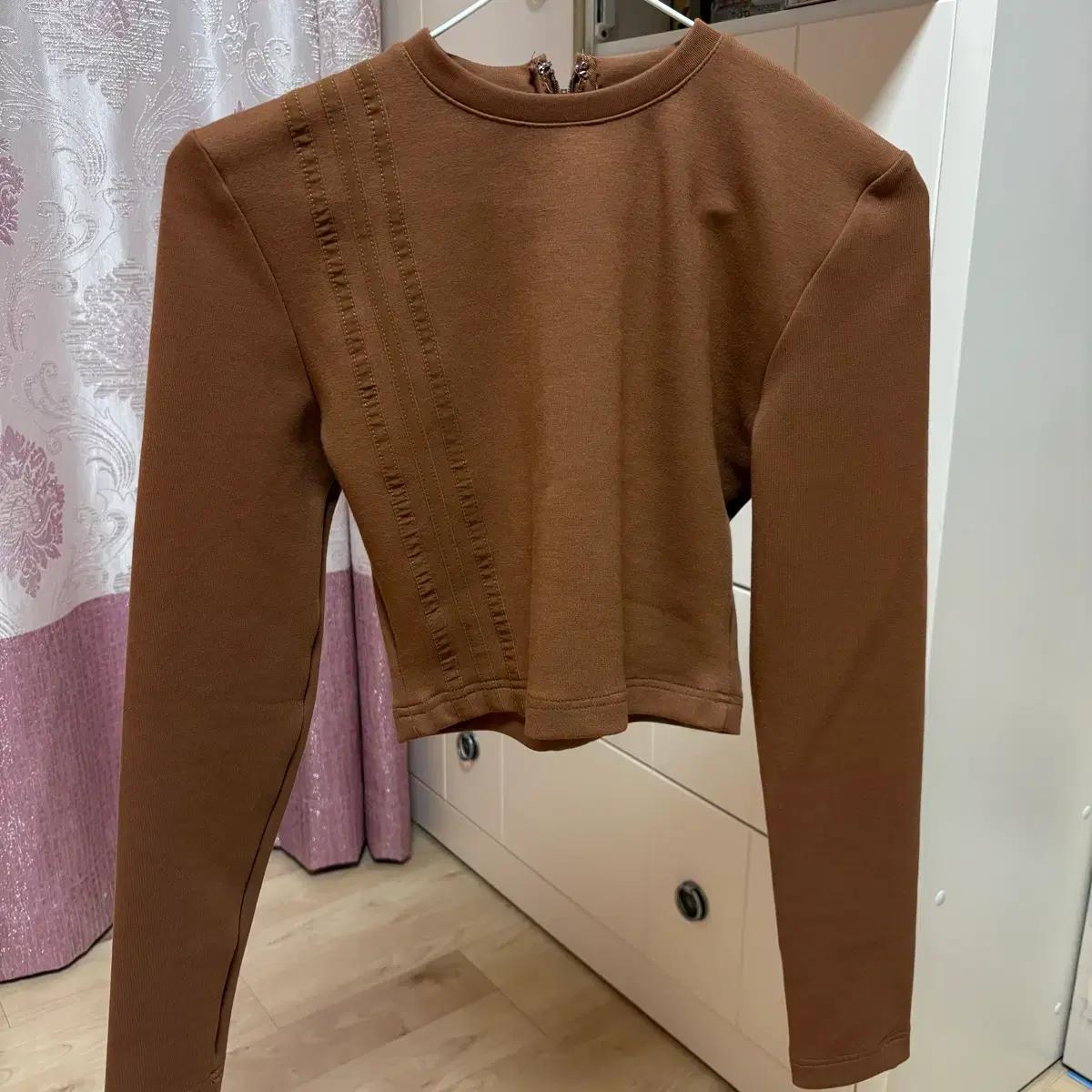 아디다스 브라운 긴팔 크롭 티셔츠 바디수트