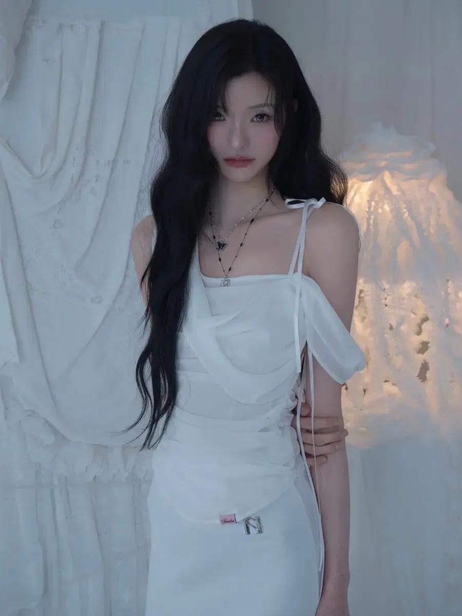 미개봉) 뉴얼린 글로우 쉬폰 셔링 슬리브리스 블라우스 화이트