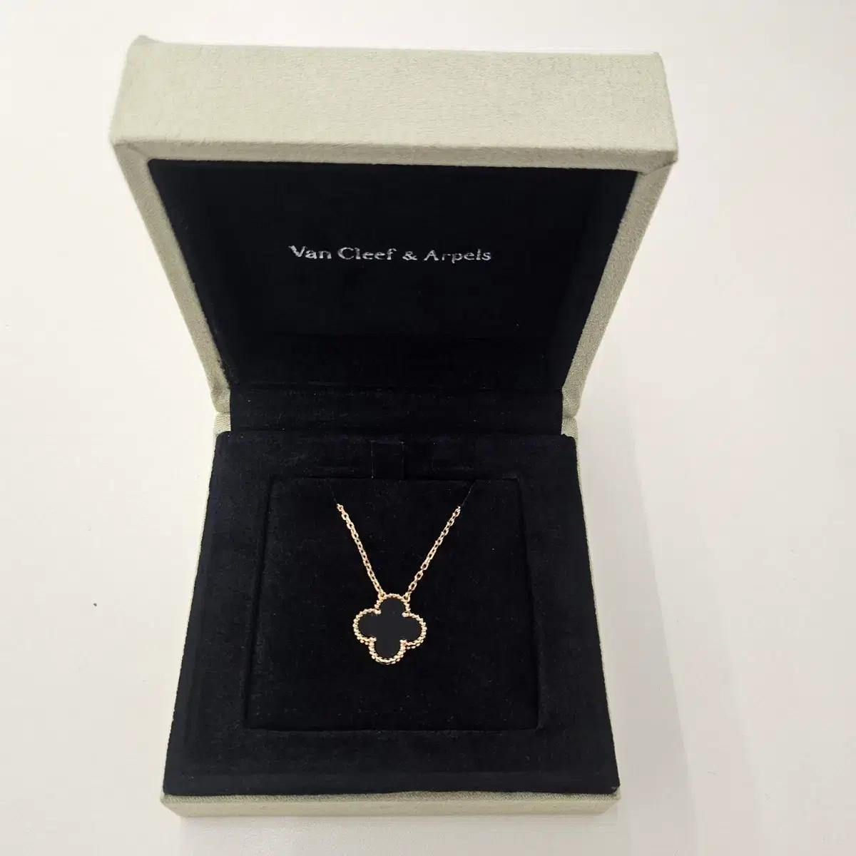 Van Cleef & Arpels 알함브라 오닉스 목걸이