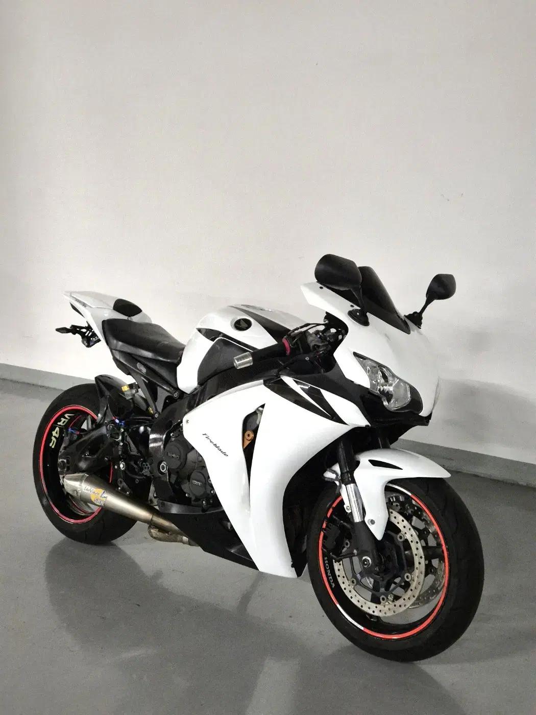 CBR1000RR 화이트 2008년식 판매합니다.