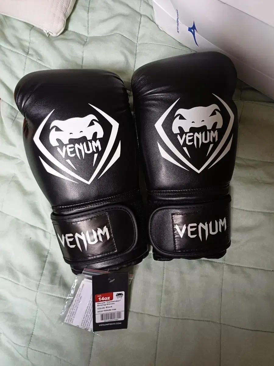 VENUM 베넘 복싱 글러브 블랙 14oz