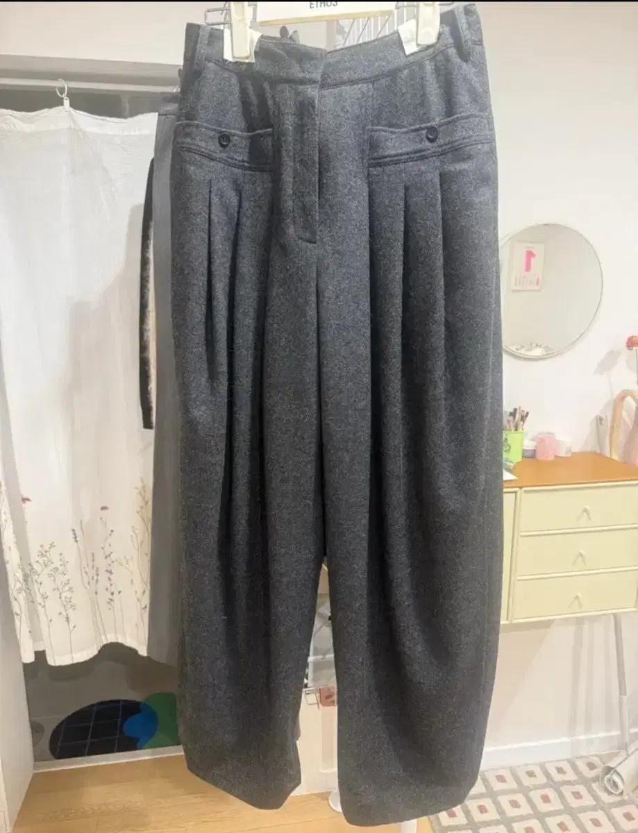 에토스 ROUNDED TUCK TROUSERS M사이즈 차콜