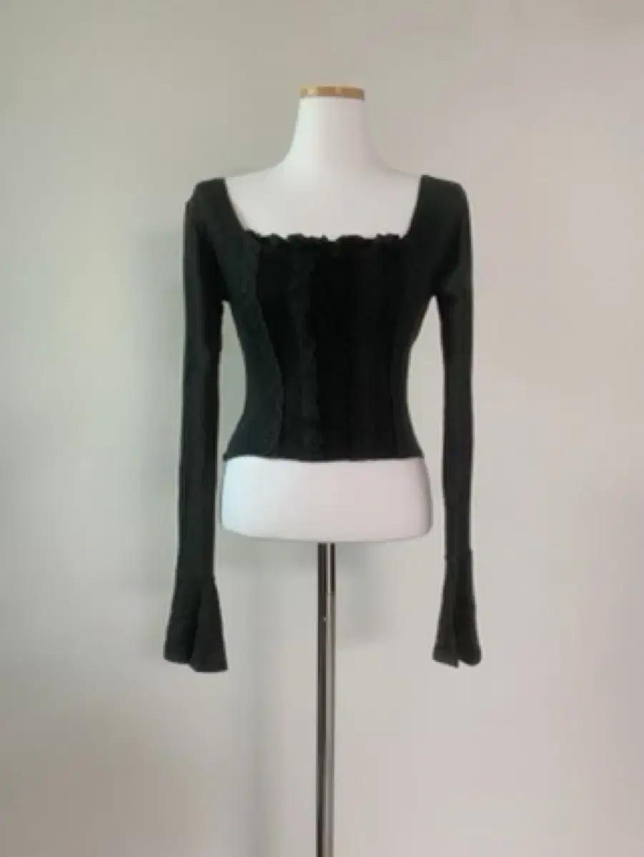 스젠 스퀘어넥 상의 Poroa square Neck Frill Lace
