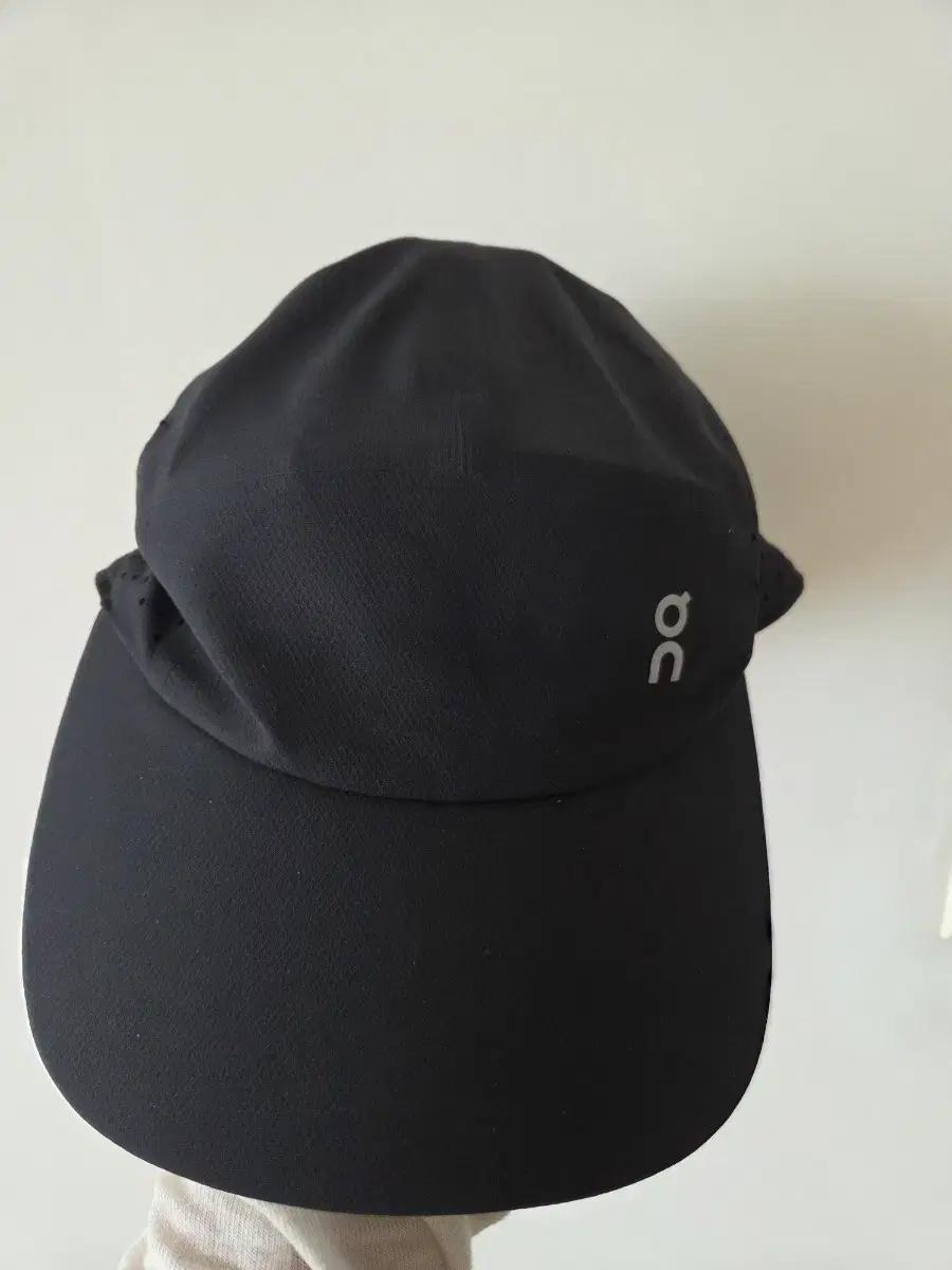 On Running 온러닝 블랙 볼캡 모자