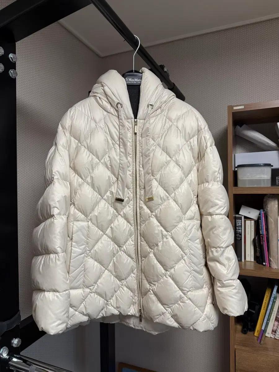막스마라 큐브 25fw 소프트페 밀크색상 38사이즈
