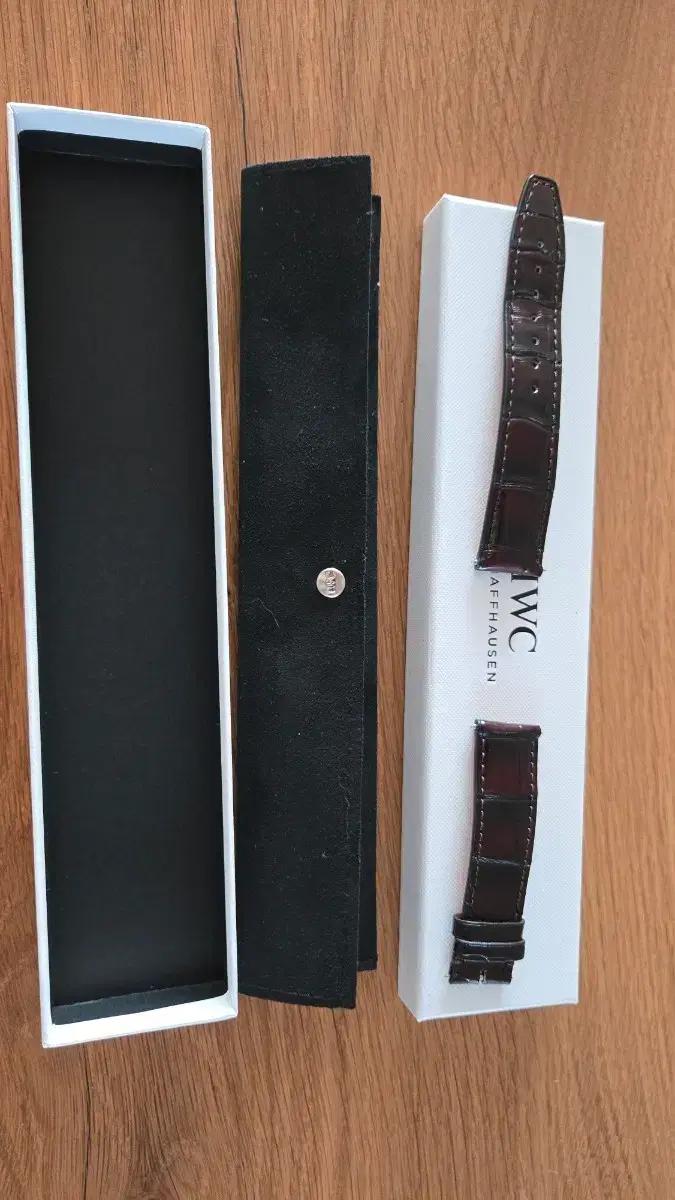 IWC 포르투기저 산토니 사의 다크 브라운 엘리게이터 레더 스트랩