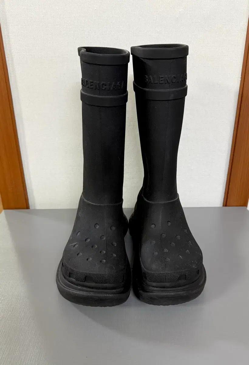 [39] 발렌시아가 크록스 러버 부츠 블랙