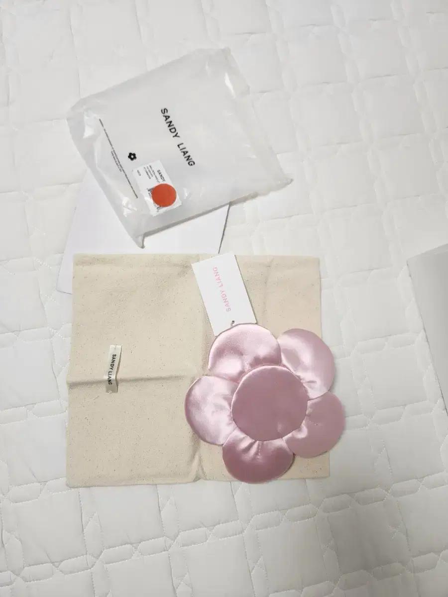 Sandy liang Petal Wristlet 샌디리앙 파우치 핑크