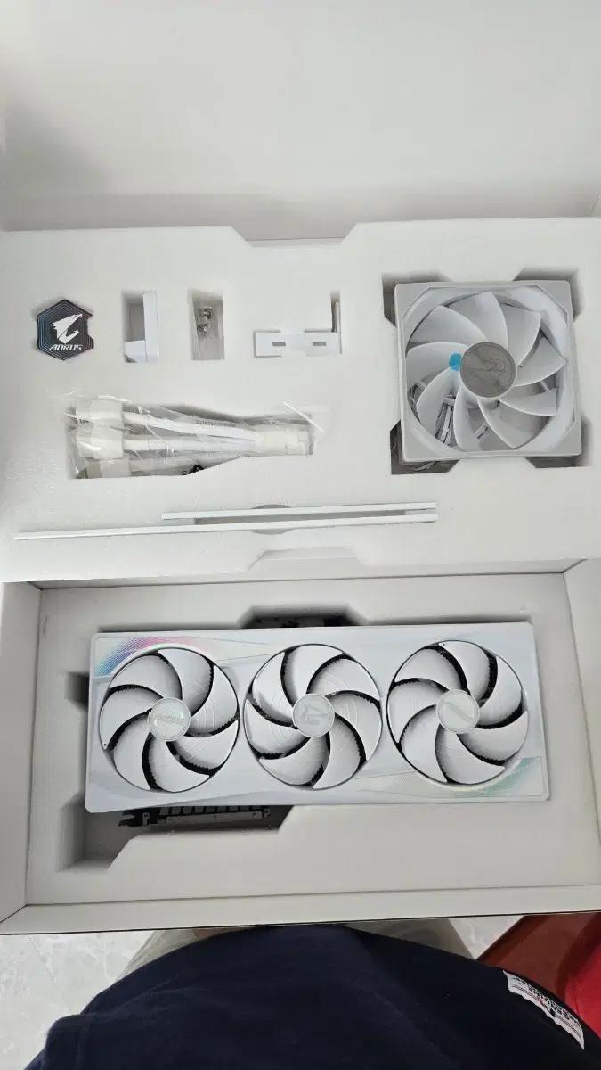 rtx5090 어로스화이트 슈라우드 (부품)