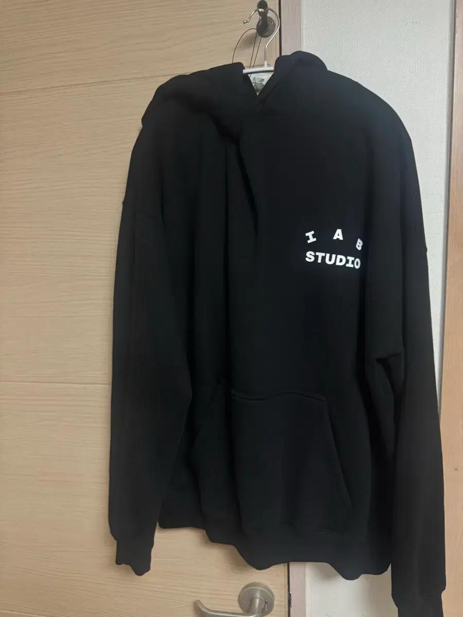 IAB STUDIO 블랙 후드티