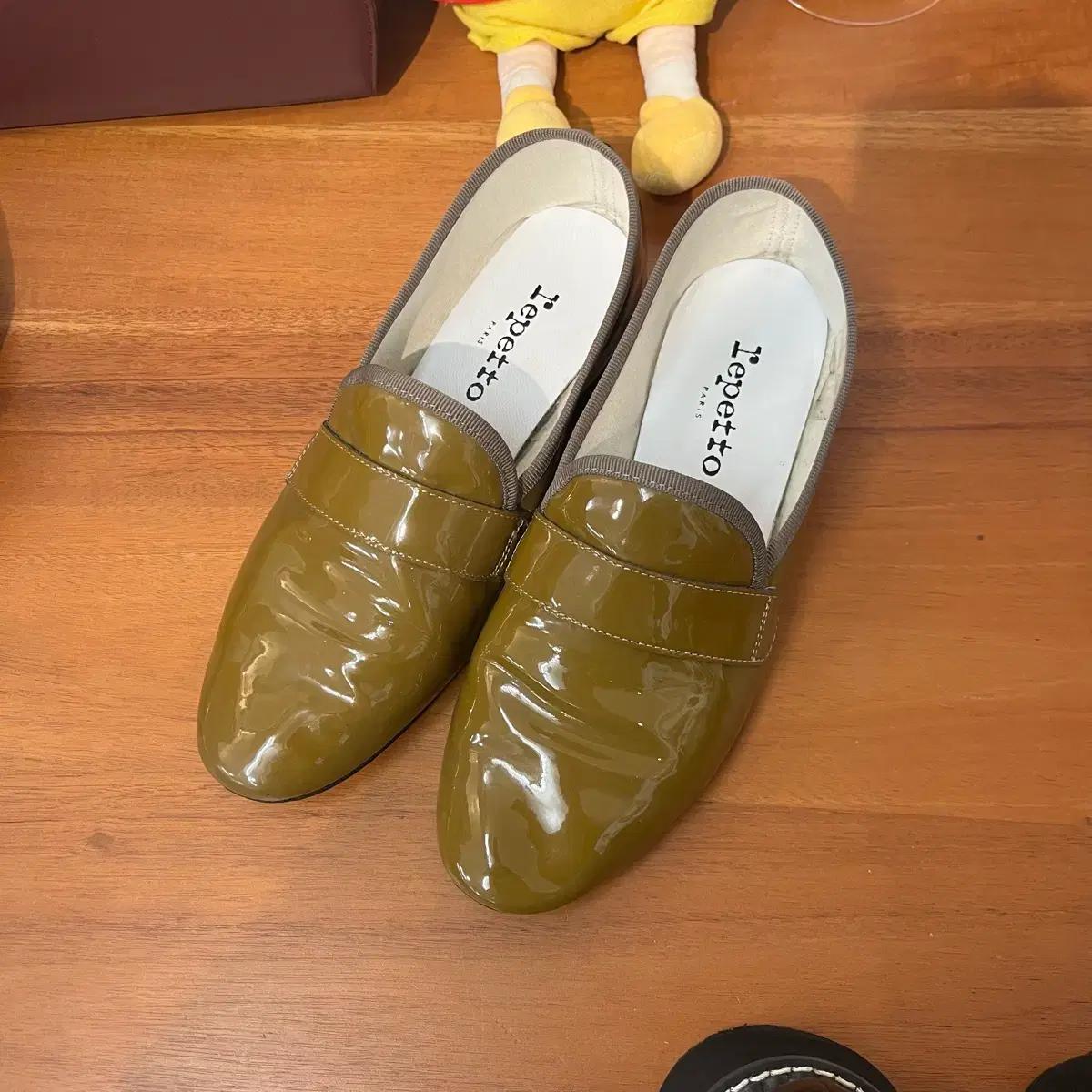 레페토 페이톤 로퍼 카키 에나멜 39