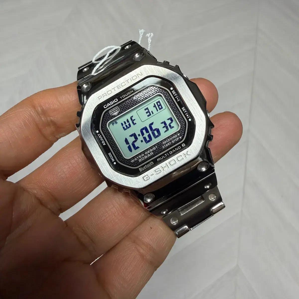 카시오 G-SHOCK GMW-B5000-1DR풀메탈시계팝니다