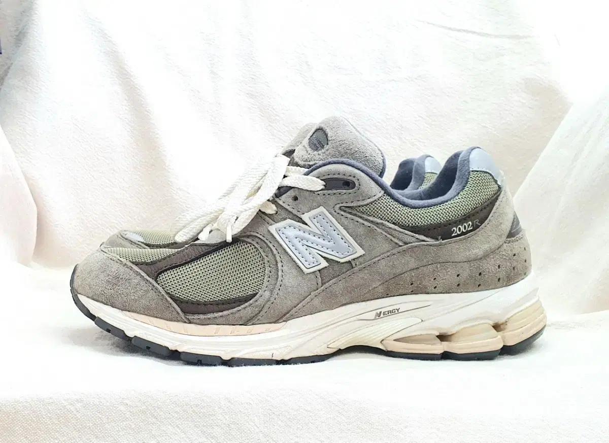 뉴발란스 2002R 스페셜 빈티지카키 운동화 260