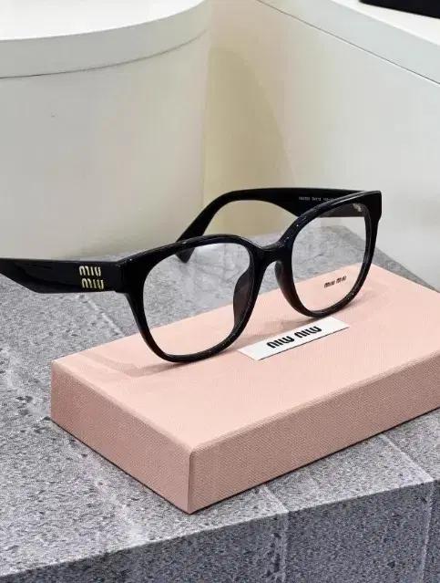 미우미우 블랙 뿔테 안경