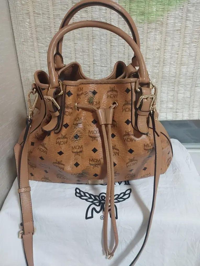 MCM 드로우스트링 버킷백 브라운 가방