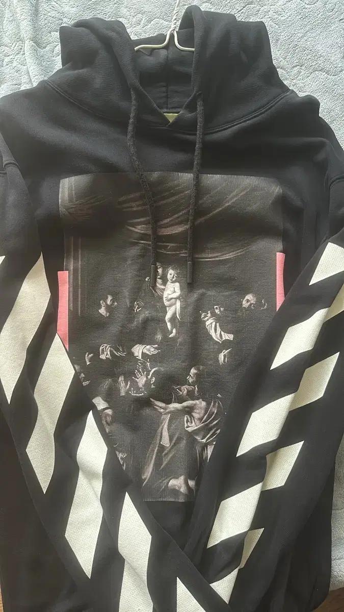 오프화이트 카라바지오 후드티