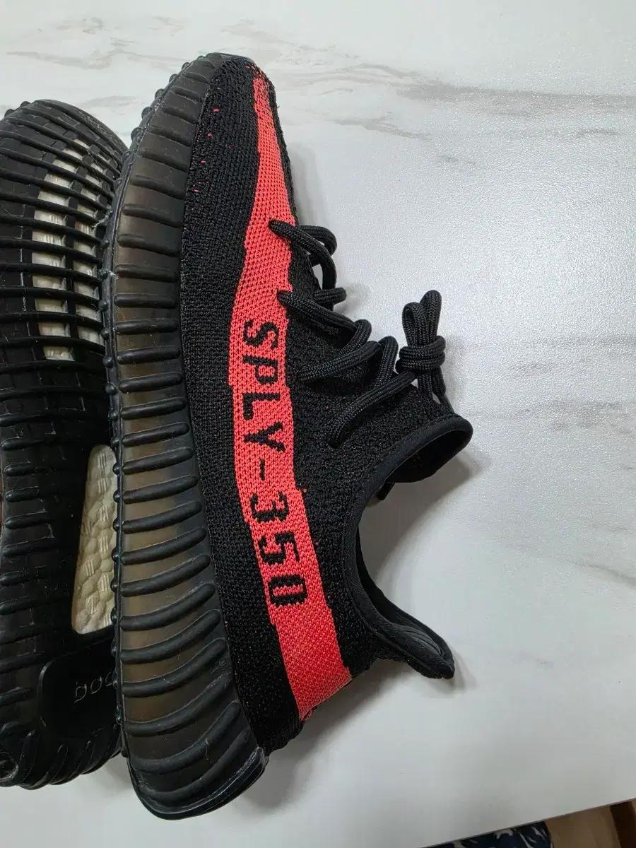 이지부스트 / YEEZY BOOST 350 V2  BLACK RED