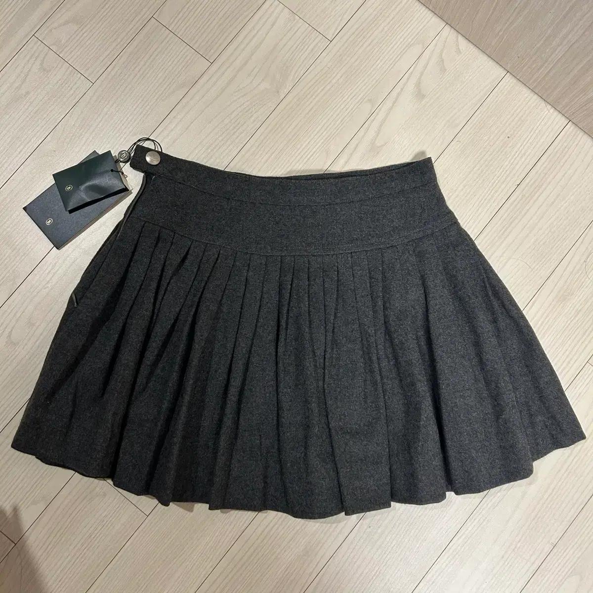 더바넷 Karelian Pleats Mini Skirt (차콜 S)