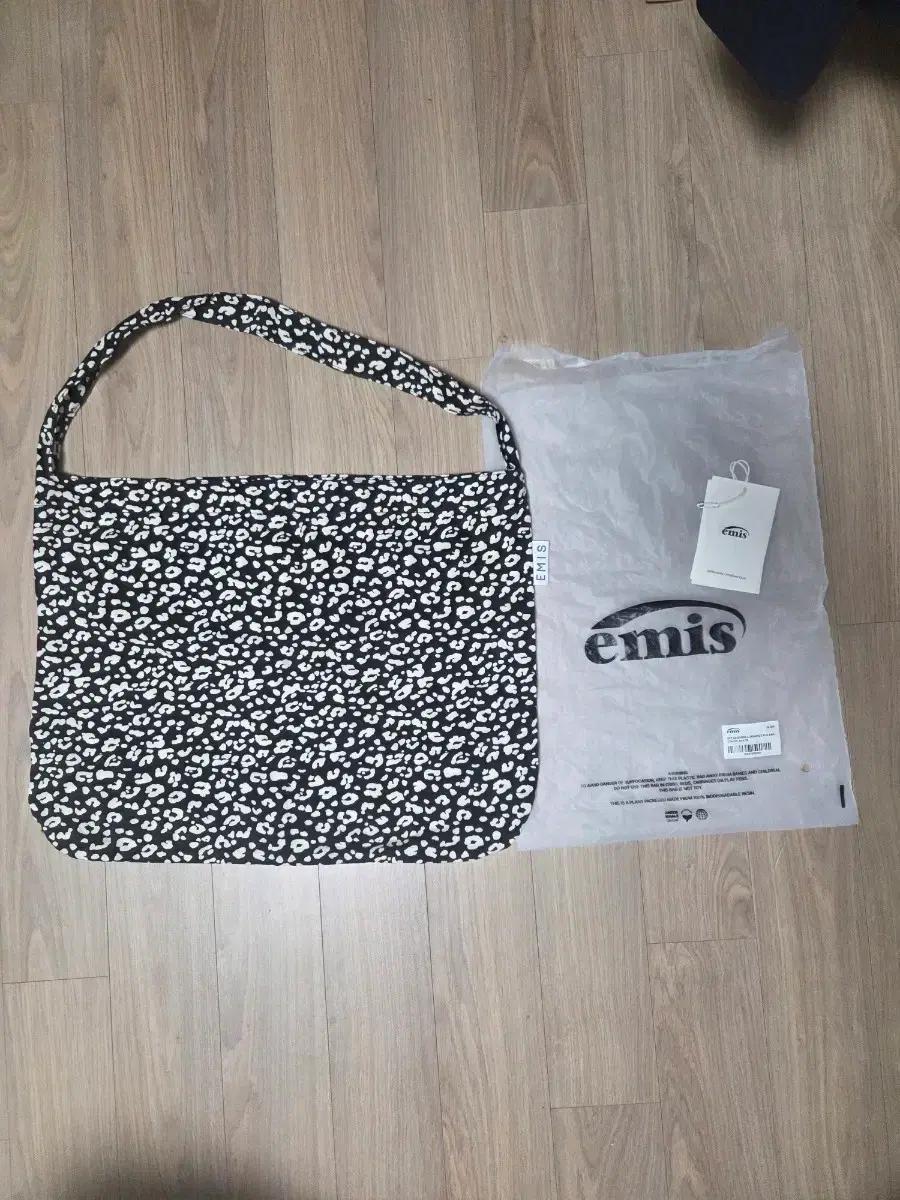 emis 에코백 블랙 플라워 패턴