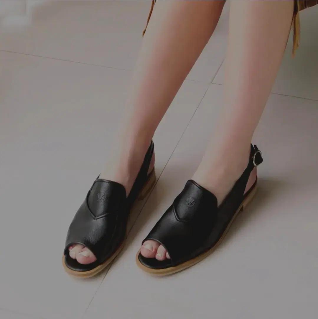 새상품급)베로니카포런던 LEAF 블랙 샌들 36 1/2 230-235
