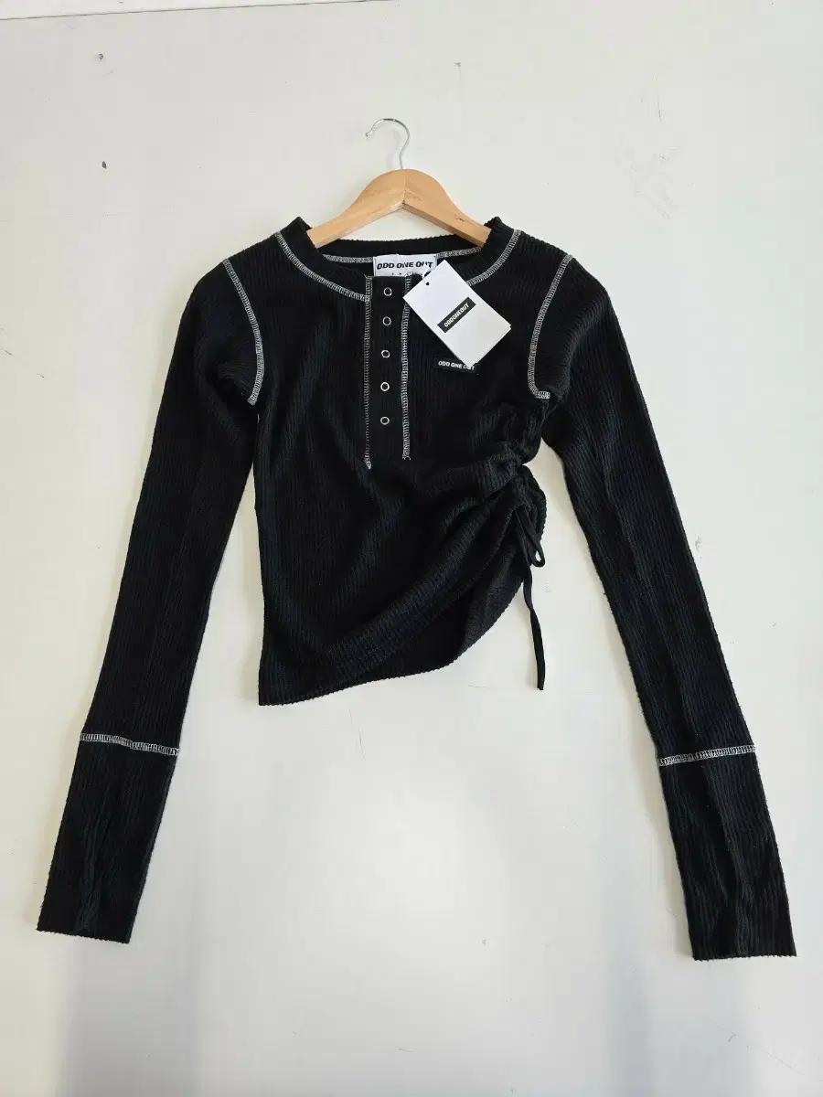 오드원아웃 Colored sewing string top black F