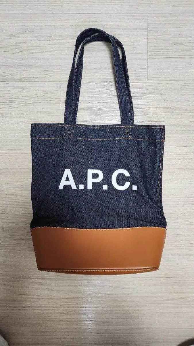 A.P.C. 악셀 토트백 라지