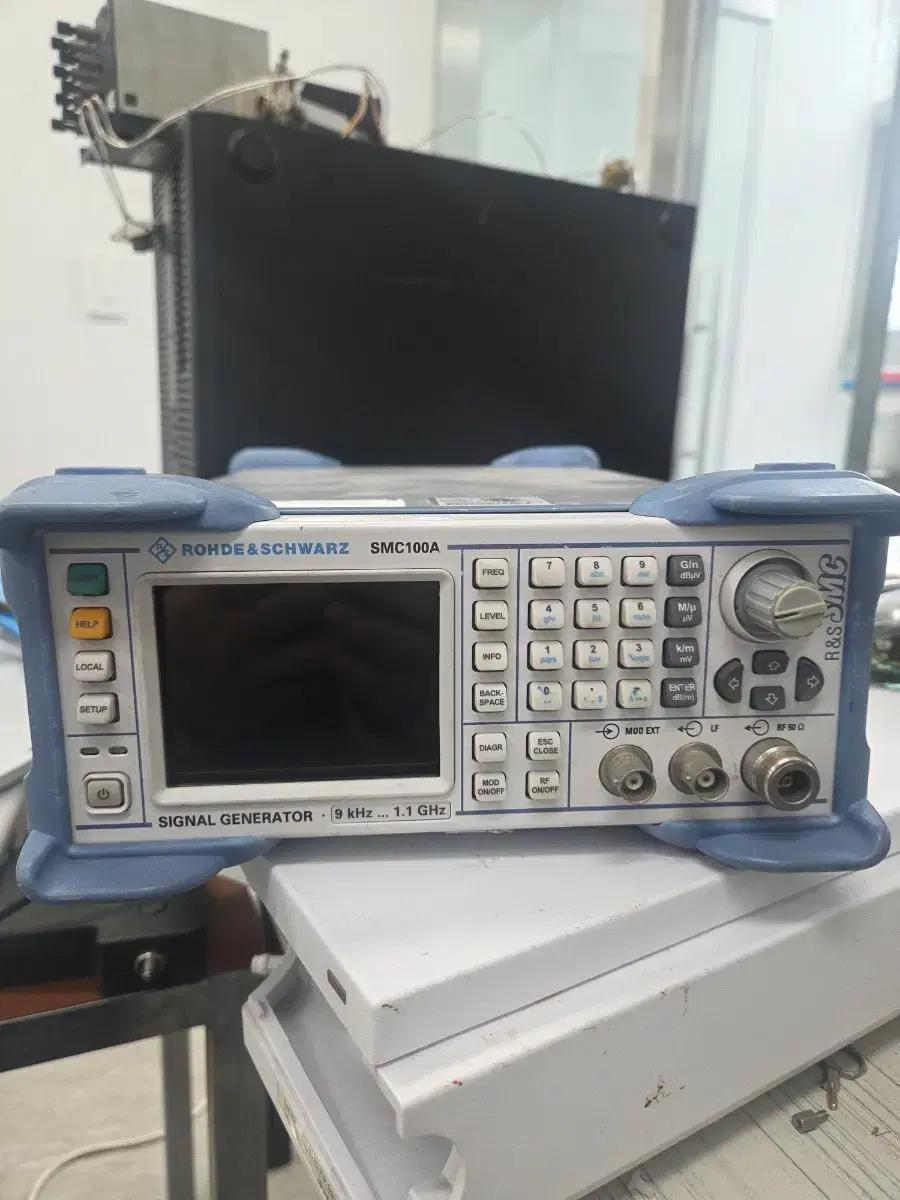 Rohde & Schwarz SMC100A signal generator