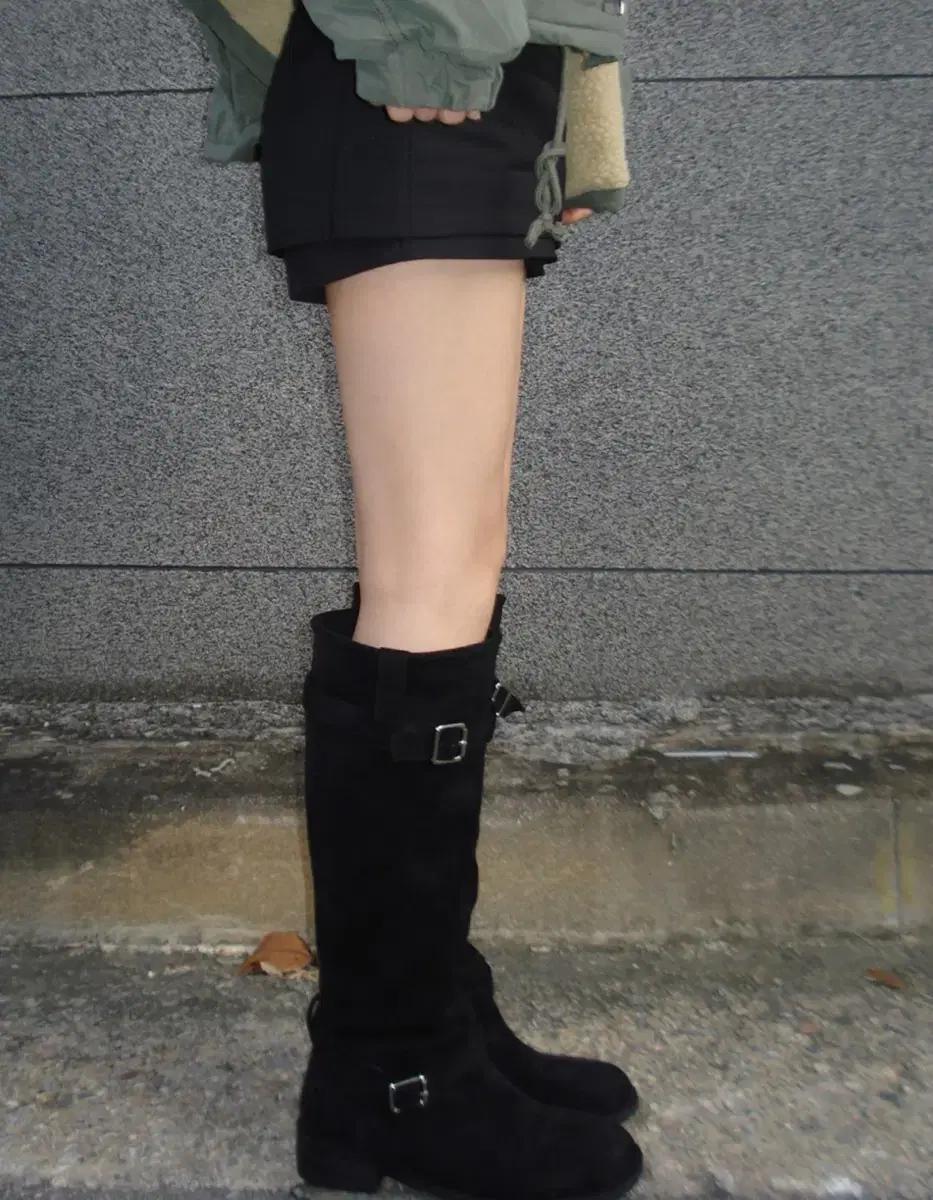 아워캐비넷 buckle long suede boots 245사이즈