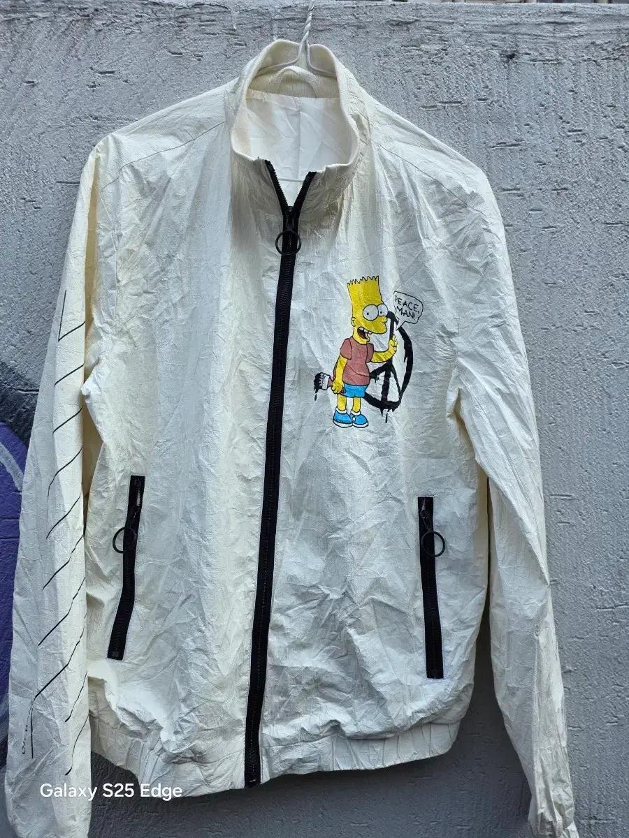 심슨 가족의 바트 심슨 캐릭터가 그려진 오프화이트(Off-White)