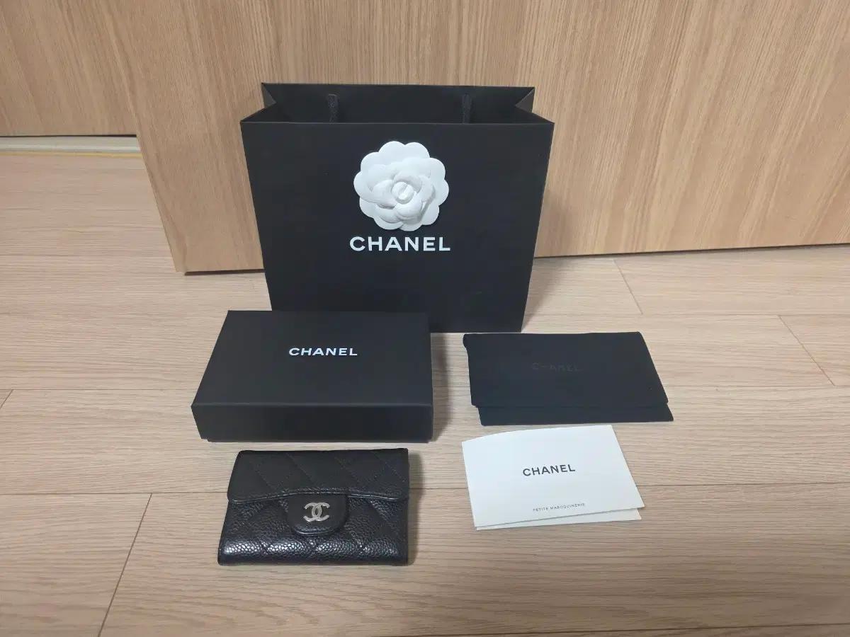 샤넬 클래식 카드 홀더 카프스킨 & 실버 메탈 지갑