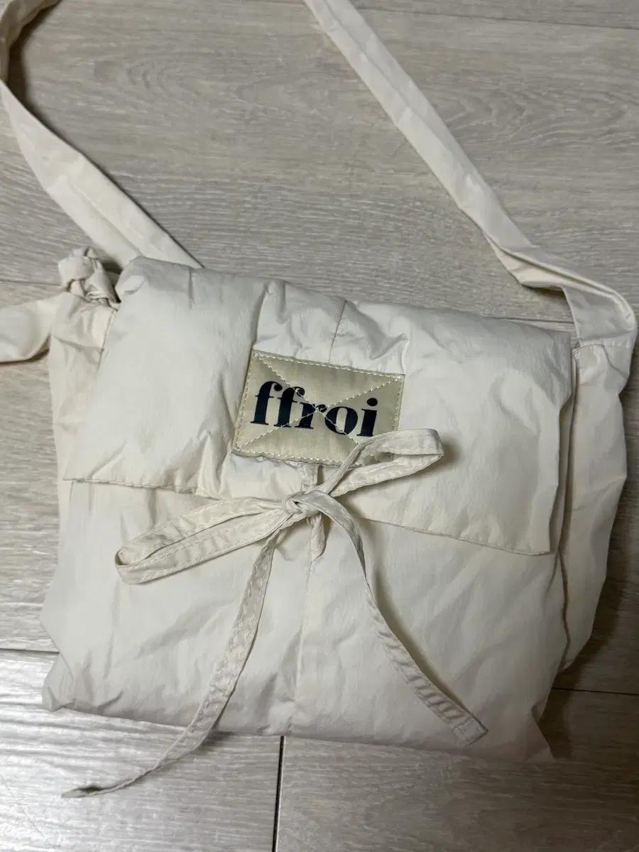 프루아 ffroi 브리즈 크로스백 아이보리 미사용