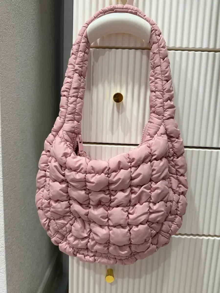 코스 퀄티드 미니백 핑크