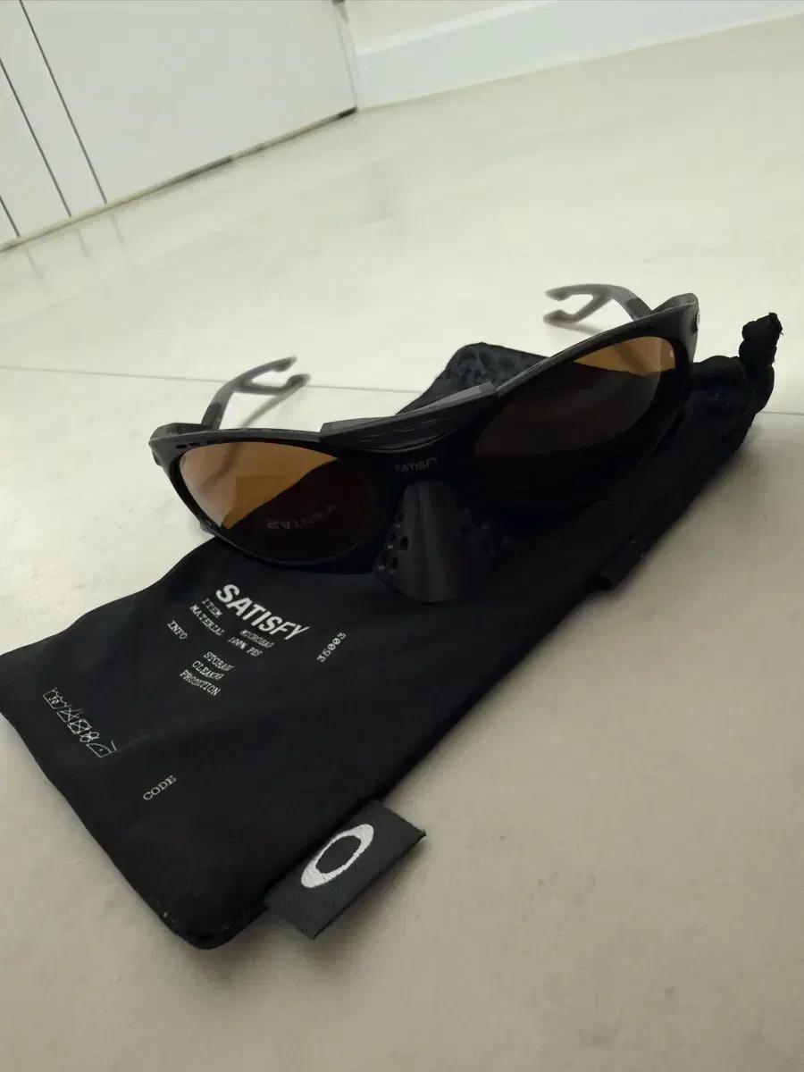 Oakley x Satisfy 플란타리스 매트 블랙