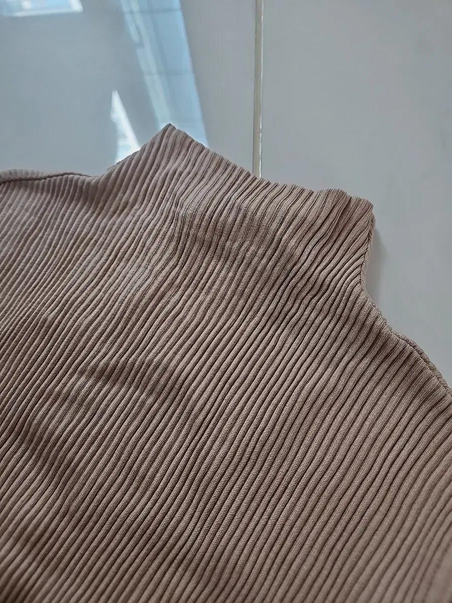 5만원짜리!새상품!cos 코스 플리츠 슬리브리스 티셔츠