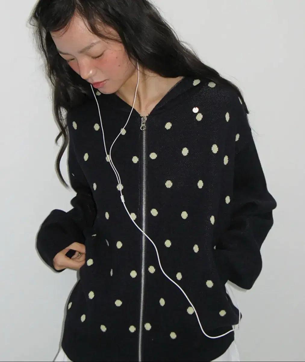 론론DOT HOODED ZIP UP KNIT NAVY BUTTER DOT