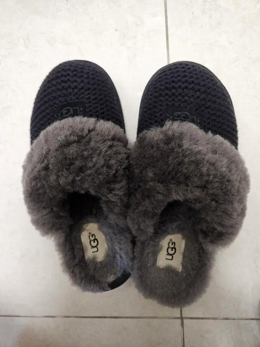 UGG 어그 블랙 퍼 슬리퍼