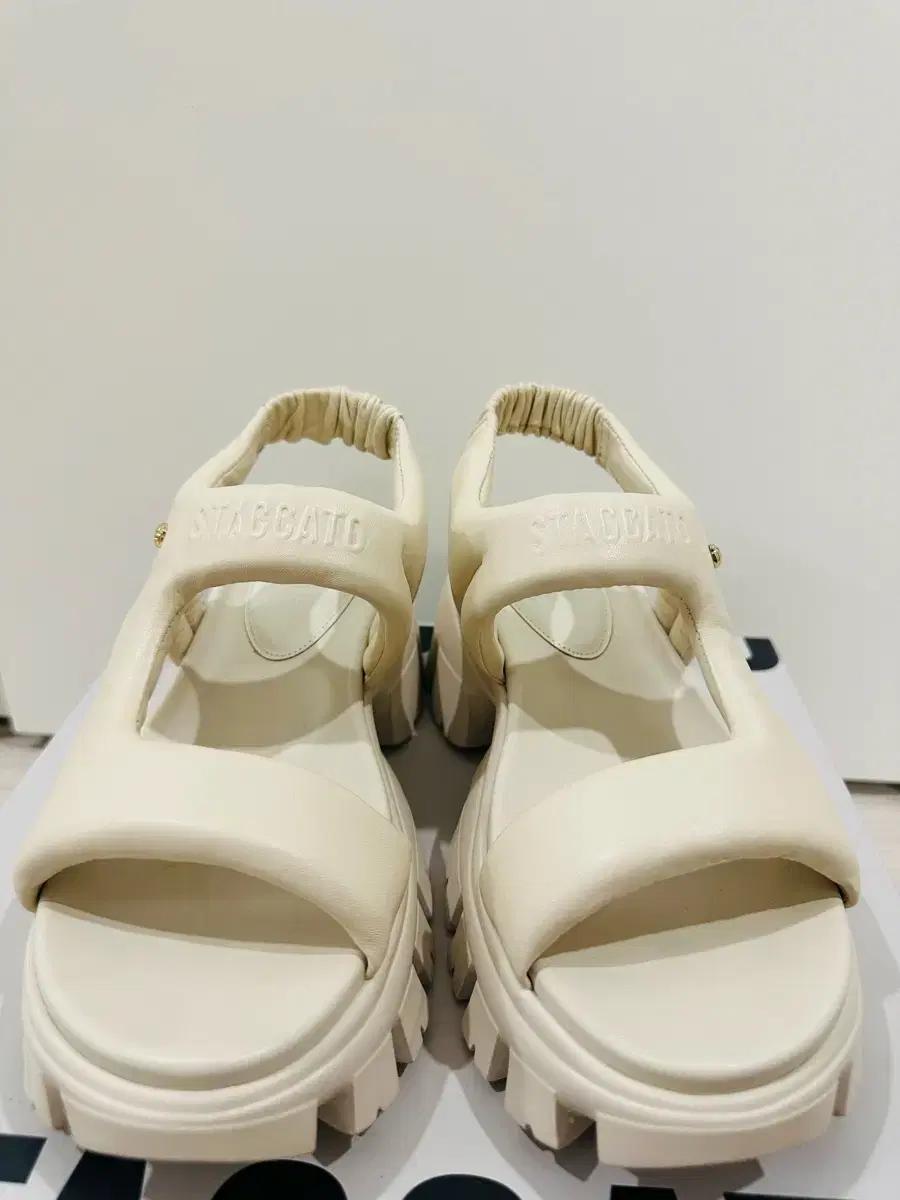 스타카토 오프화이트 샌들(235)